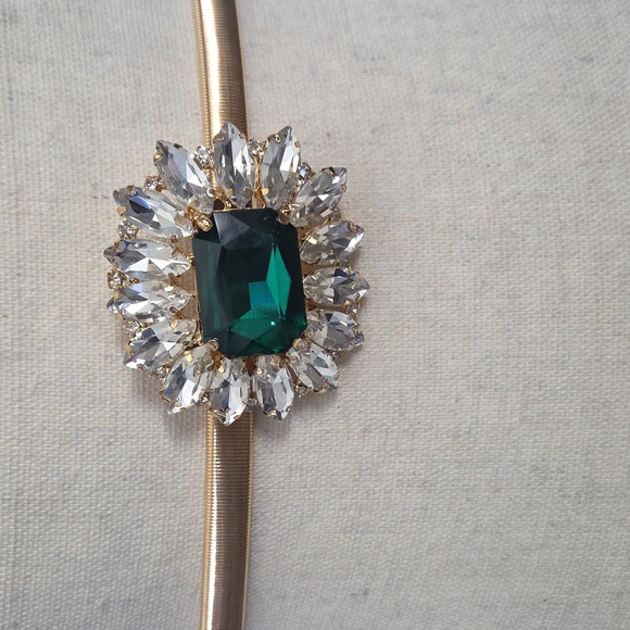 Thin Gold Stretchy Belt with Green Gemstone Buckle - Picture 4 of 6